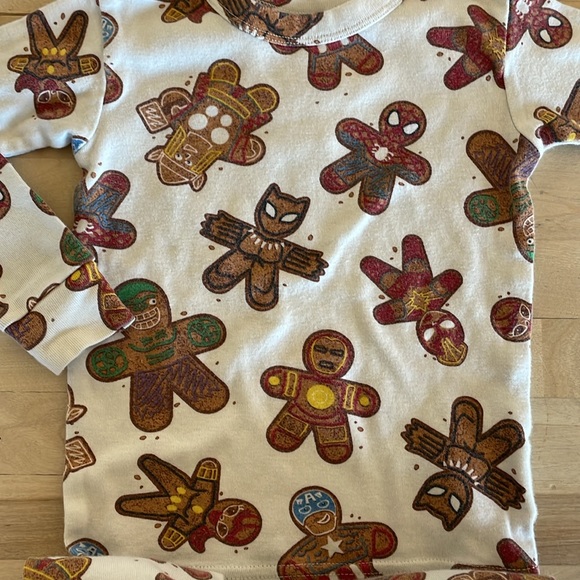 Gap Marvel Holiday Pajama Set - Picture 7 of 7